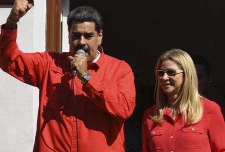 نیکولاس مادورو، رهبر اقتدارگرای ونزوئلا در کنار همسرش سیلیا فلورس