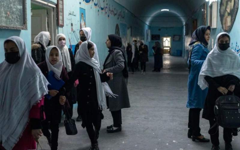 گریه تلخ دختر افغان پشت در بسته مدرسه/فیلم