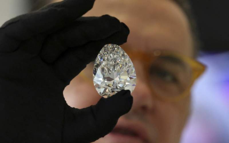 بزرگترین الماس سفید جهان به نمایش درآمد