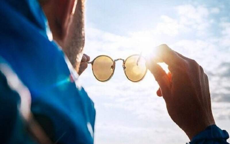جلوگیری از مضرات نور آبی به کمک عینک آفتابی