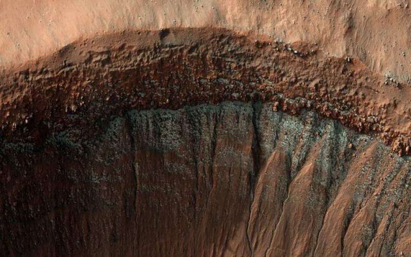 درخشش دهانه یخ زده مریخ