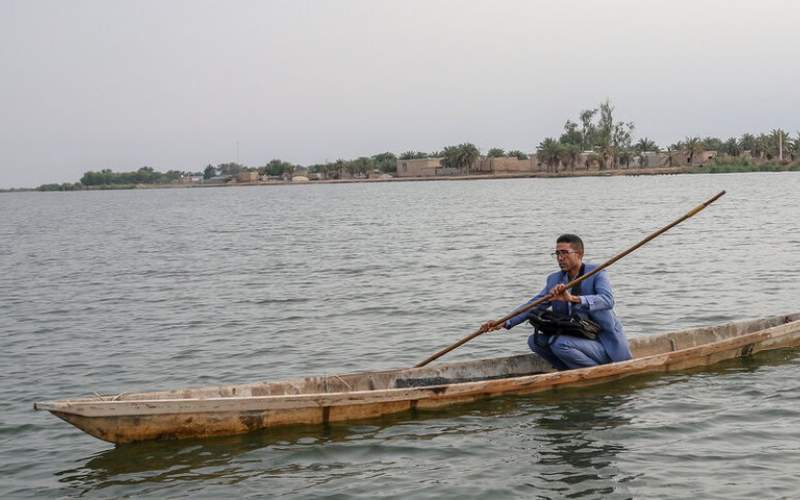 رفتن معلم به مدرسه با قایق در خوزستان
