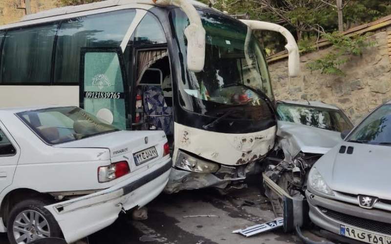 تصادف اتوبوس با ۱۴ خودرو سواری در جمشیدیه