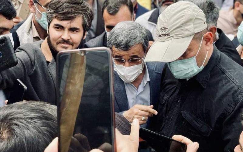 ازدحام مردم برای عکس سلفی با احمدی‌نژاد
