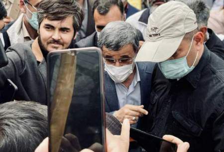ازدحام مردم برای عکس سلفی با احمدی‌نژاد