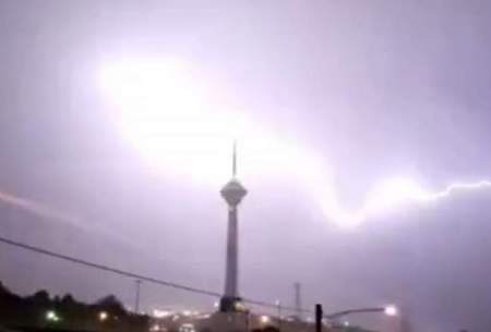 لحظه شگفت‌انگیز رعد و برق در آسمان تهران