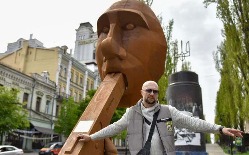 نصب‌ مجسمه پوتین در حال خودکشی/تصاویر