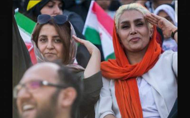 حضور مختلط زنان و مردان انقلابی در استادیوم آزادی برای اجرای سرود سلام فرمانده