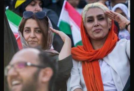 حضور مختلط زنان و مردان انقلابی در استادیوم آزادی برای اجرای سرود سلام فرمانده