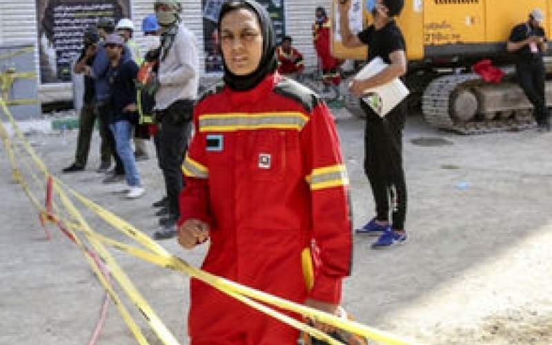 شهربانو منصوریان با لباس آتش‌نشانی در متروپل