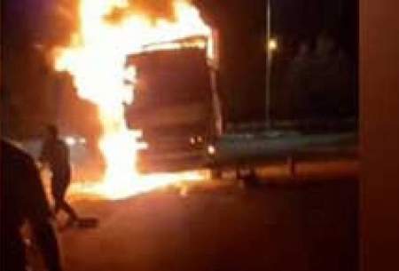 آتش‌سوزی کامیون در پمپ بنزین /فیلم