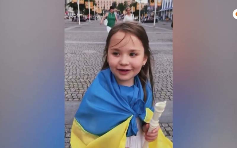 دختربچه اوکراینی با نوازندگی به کمک ارتش آمد