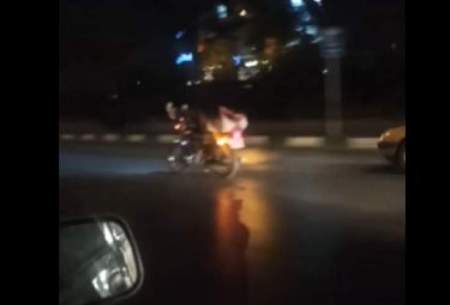 اقدام خطرناک موتورسوار جوان در مشهد/فیلم