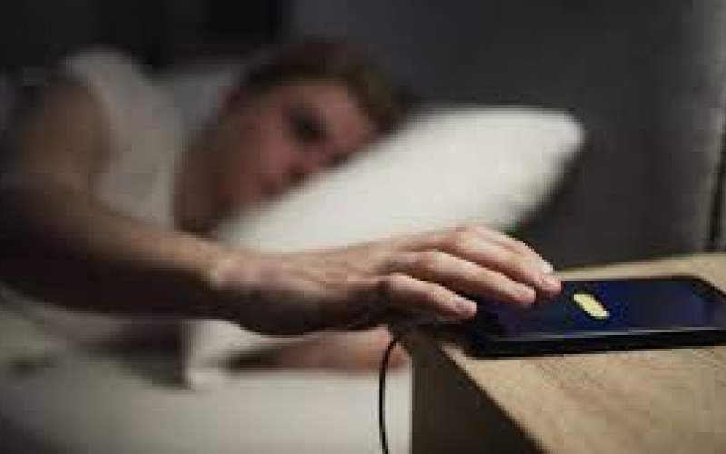 خطرات استفاده از تلفن همراه قبل از خواب