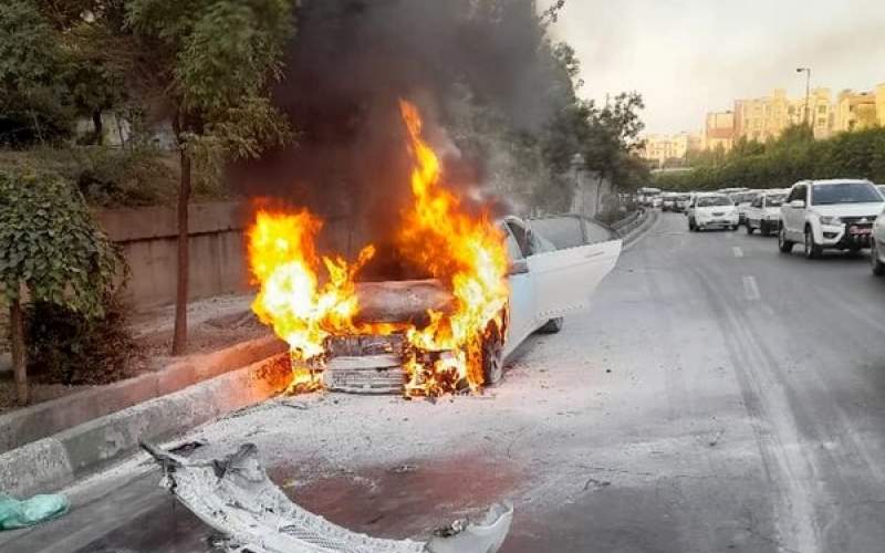 خودروی «بنز» در بزرگراه آتش‌ گرفت