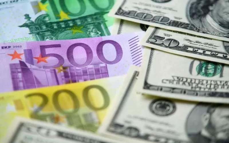 ارزش دلار از یورو پیشی گرفت