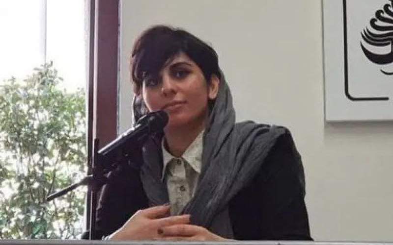 سپیده رشنو، زن جوانی که به دلیل اعتراض به تذکر درباره حجاب بازداشت شده است.