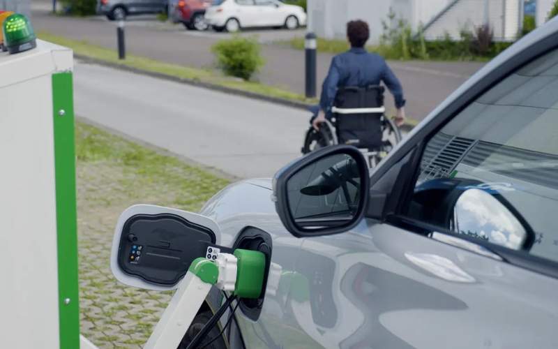 رباتی که خودروی معلولین را شارژ می‌کند