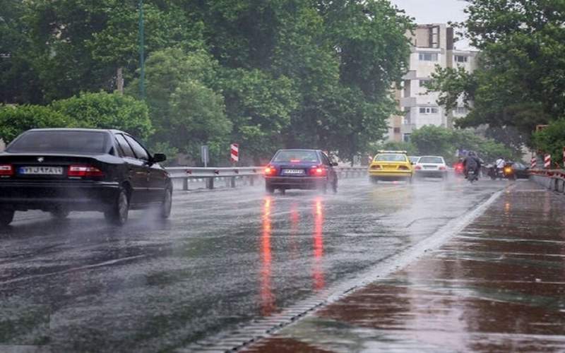 بارش سنگین باران در جاده‌های ۳ استان شمالی