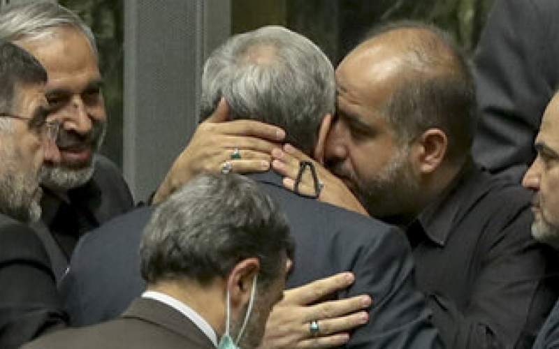 عکسی عجیب از یک بوسه در صحن علنی مجلس