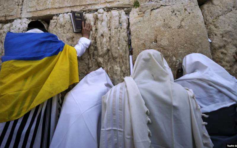 مرد یهودی که پرچم اوکراین را روی دوش خود انداخته است