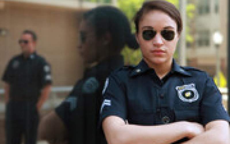 مهارت  افسر پلیس زن در مسابقه موتورسواری