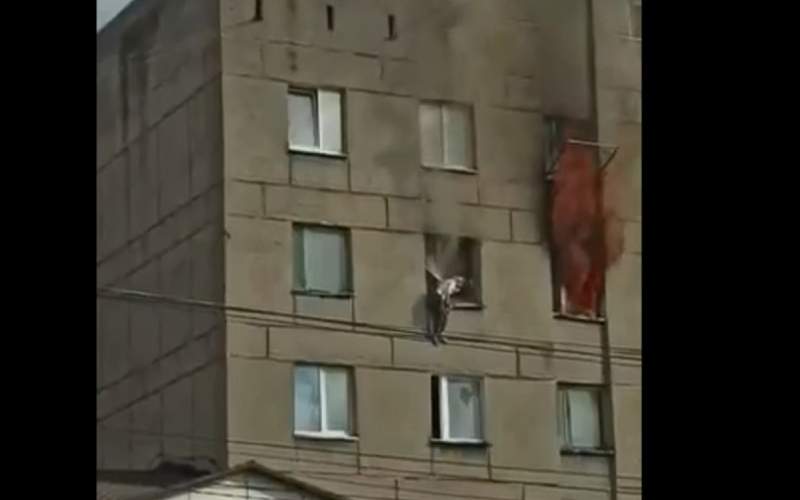 پایین پریدن یک زن از آپارتمان آتش گرفته/فیلم