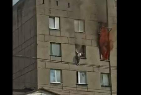 پایین پریدن یک زن از آپارتمان آتش گرفته/فیلم