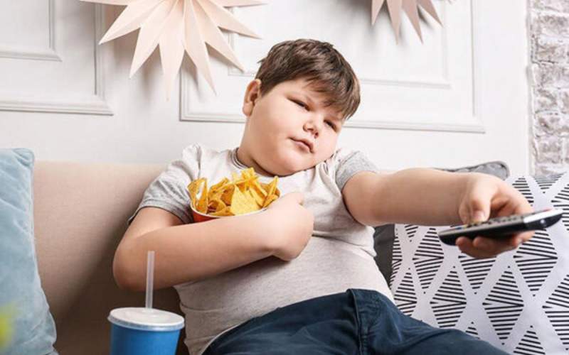 چه چیزی باعث چاقی کودکان می‌شود؟