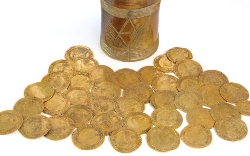 کشف سکه‌های تاریخی طلا از یک آشپزخانه