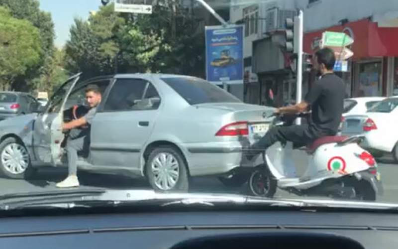 اقدام راننده موتور؛هل دادن سمند با پا در تهران