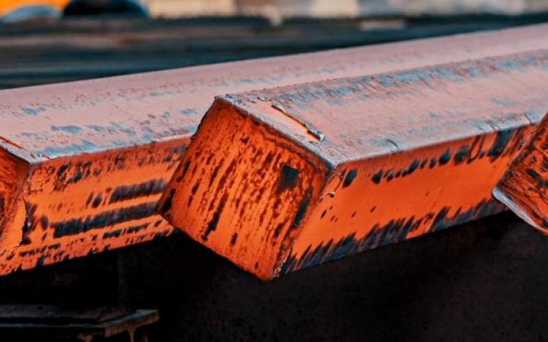 برای تولید شمش فولاد از قراضه آهن می‌توان استفاده کرد