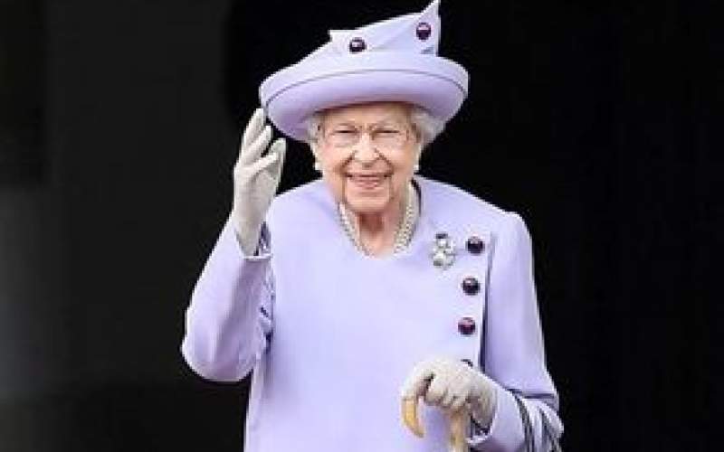 تجمع دوستداران ملکه انگلیس مقابل کاخ باکینگهام