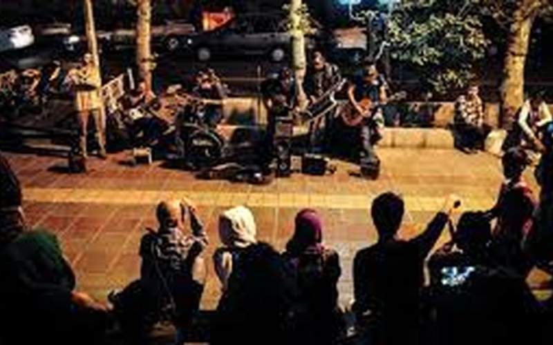 اجرای موسیقی زنده راک در خیابان انقلاب/فیلم
