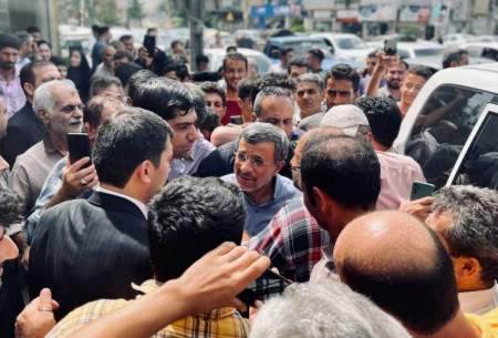 احمدی‌نژاد توسط هوادارانش محاصره شد/تصاویر
