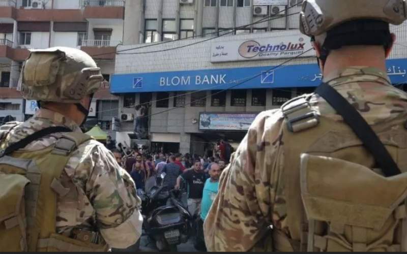 تعطیلی بانک‌های لبنان به خاطر حمله مشتریان