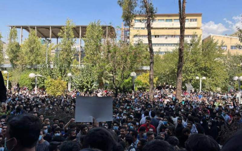 تصویری از تجمع دانشجویان دانشگاه «پلی تکنیک» تهران در اعتراض به ماجرای مهسا امینی