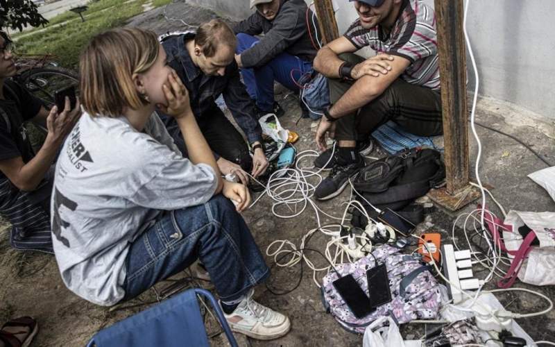 زندگی در ایزیوم؛ آشپزی و شارژ موبایل در خیابان‌