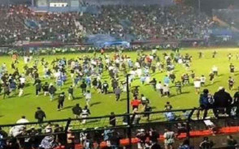 درگیری خونین تماشاگران در ورزشگاه اندونزی