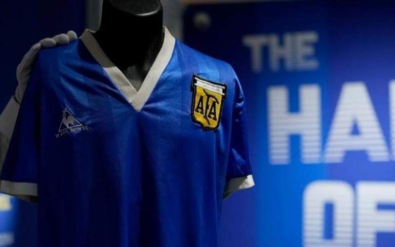 نمایش پیراهن مارادونا در جام جهانی قطر/فیلم
