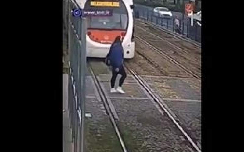 تصادف قطار با یک دختر بی‌احتیاط/فیلم