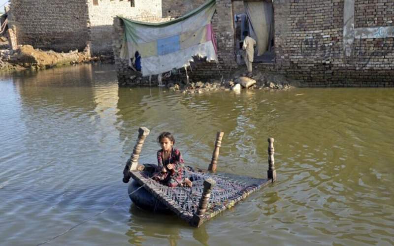 سیل ۹ میلیون پاکستانی را به فقر می کشاند
