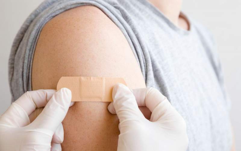 چرا پس از تزریق واکسن بازو درد می‌گیریم؟