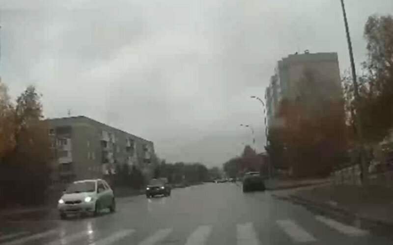 تصادف یک خودرو با یک زن در هوای بارانی/فیلم
