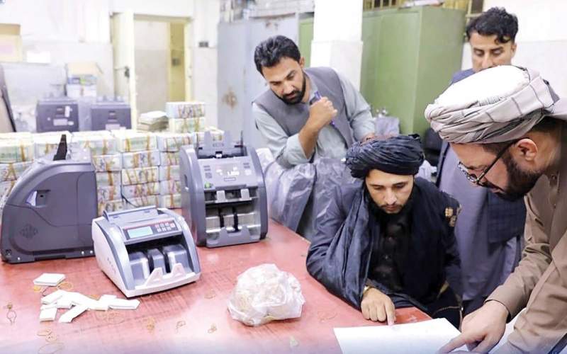 دسته‌گل ناشی‌ها در بانک‌مرکزی طالبان