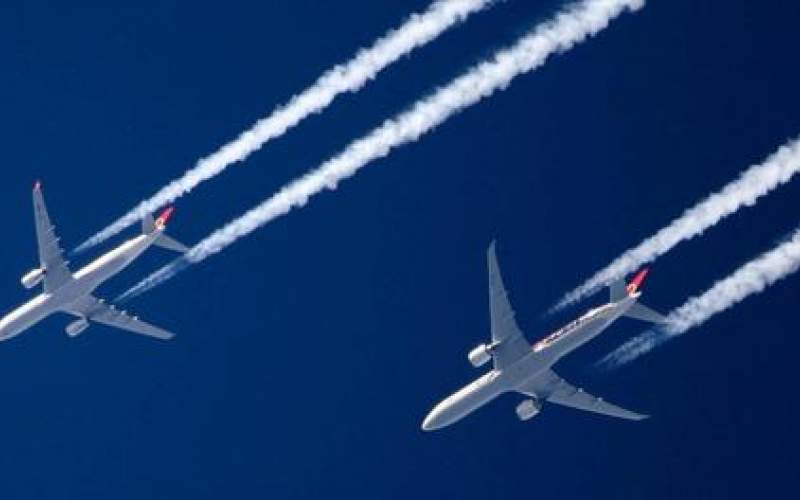 علت خط سفید پشت هواپیما در آسمان چیست؟