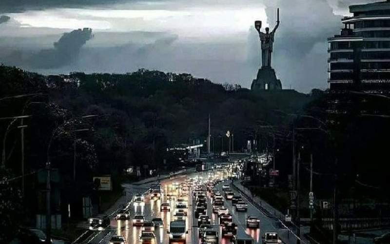 وزیر ارتباطات اوکراین با انتشار تصویر بی‌برقی شهر کیف بر اثر بمباران‌های متجاوزان روس نوشت: شما می‌توانید انرژی را حتی بدون برق احساس کنید. انرژی مبارزه برای آزادی.