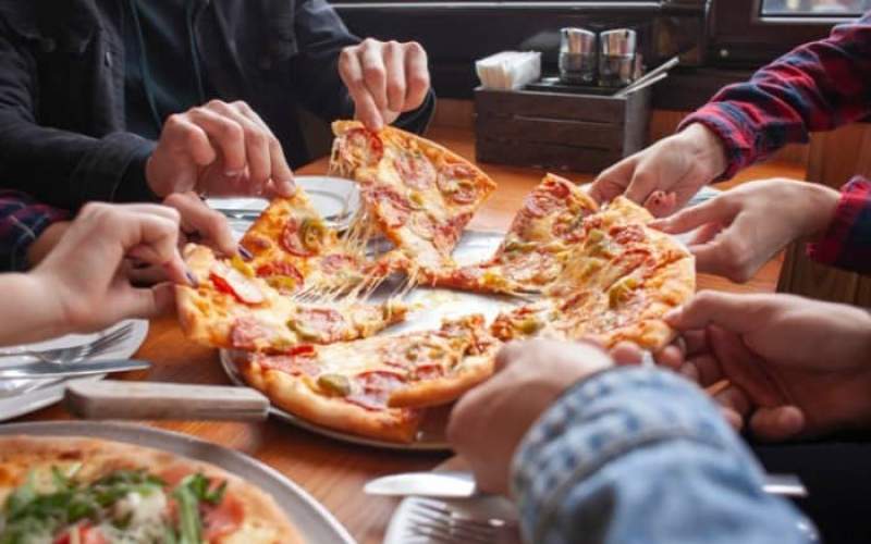 دقایقی بعد خوردن پیتزا در بدن چه خبر می شود