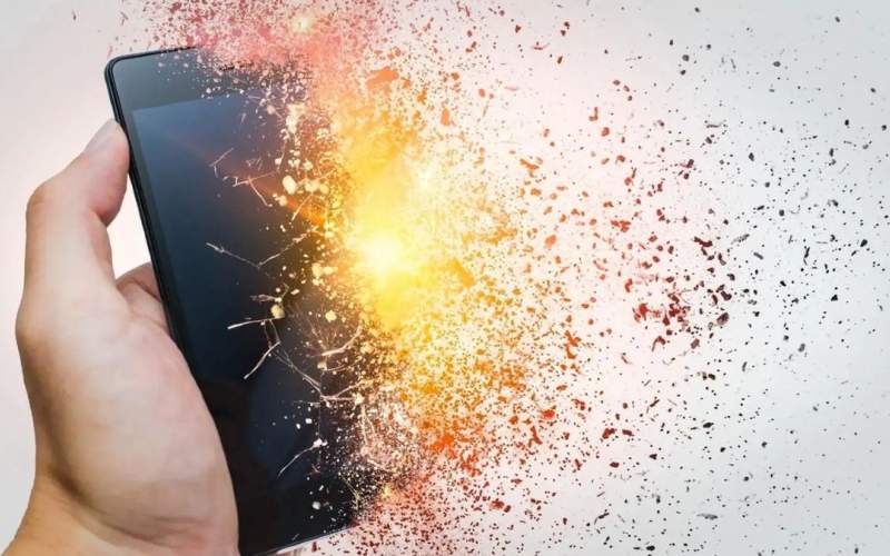 انفجار باتری موبایل هنگام تعمیر/فیلم