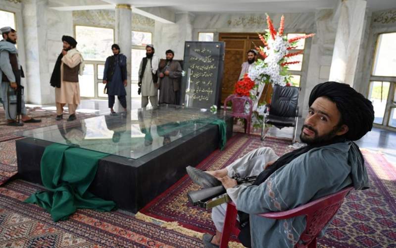 تروریست‌های طالبان باز هم سنگ مزار شهید احمدشاه مسعود را شکستند!